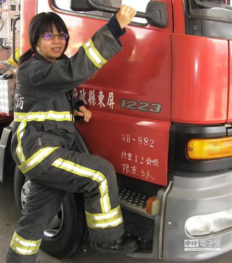 (女子消防员)危机时刻 一消防人员一个百米冲刺向前将女人紧抱救下_法律律师咨询