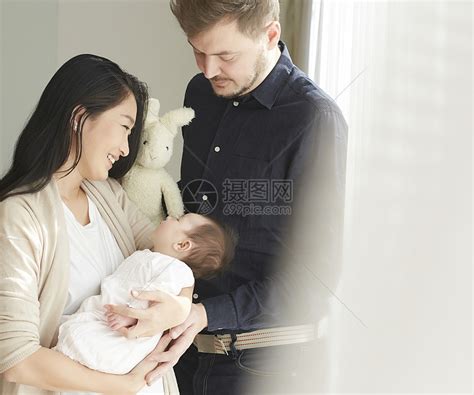 木乃伊喜爱女士们国际婚姻已婚夫妇抱着婴儿的肖像高清图片下载-正版图片502170909-摄图网