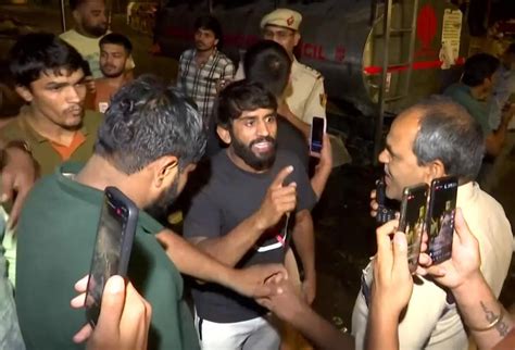 WATCH | Scuffle breaks out between wrestlers and Delhi Police, former ...