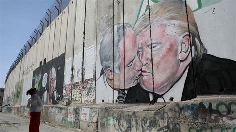 Un grafitero pinta a Trump y Netanyahu besándose en el muro de ...