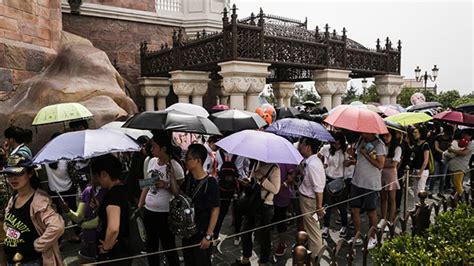 上海迪士尼重启首日 第一位游客6点开始排队