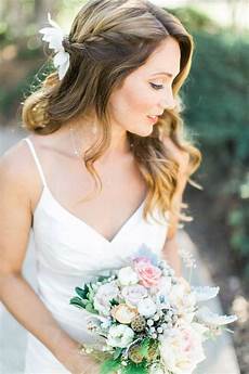 Casual Wedding Hairstyles by Casual Chic California Wedding Wedding Hair Side Casual Casual Wedding Hairstyles