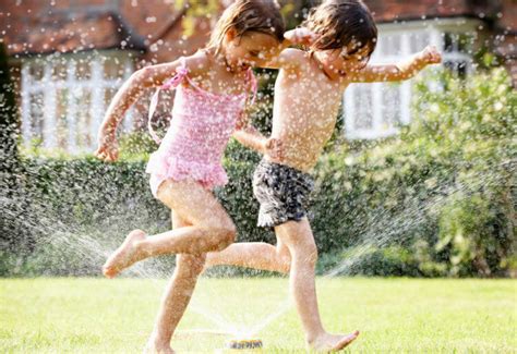 Outdoor Water Playing 的图像结果