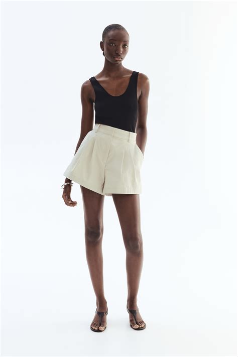 Women's Light beige Tailored twill shorts | H&M IN