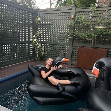 Tim McGraw's daughter Gracie looks unreal in pool photo as she remarks ...