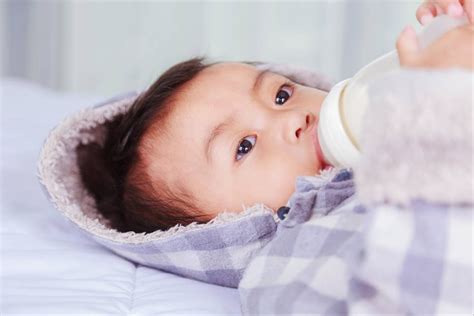 2个月婴儿要叫醒喂奶吗（什么时候要叫醒熟睡的宝宝吃奶）-幼儿百科-魔术铺
