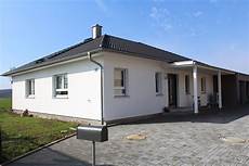 einfamilienhaus holzhaus der einfamilienhaus bungalow zeltdach holzhaus garage modern einfamilienhaus holzhaus der einfamilienhaus bungalow zeltdach holzhaus garage modern