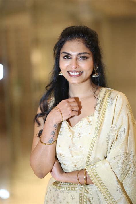 Mounika Reddy: గోల్డ్ కలర్ డ్రెస్సులో మౌనిక రెడ్డి మెరుపులు.. ఫోటోలు ...