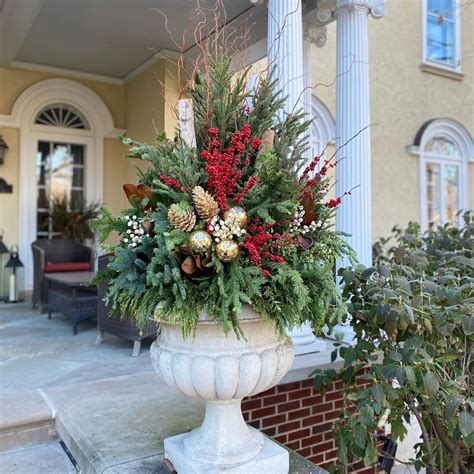 32 Outdoor Winter Planter Ideas for a Festive Front Porch