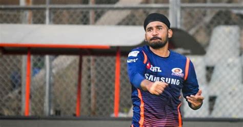 Tajinder distributes food and water to migrants walking back home