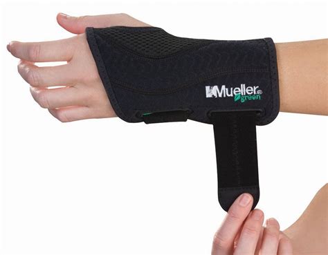 MUELLER GREEN FITTED Wrist Brace Carpal Tunnel Fits wrists up to 8 ...