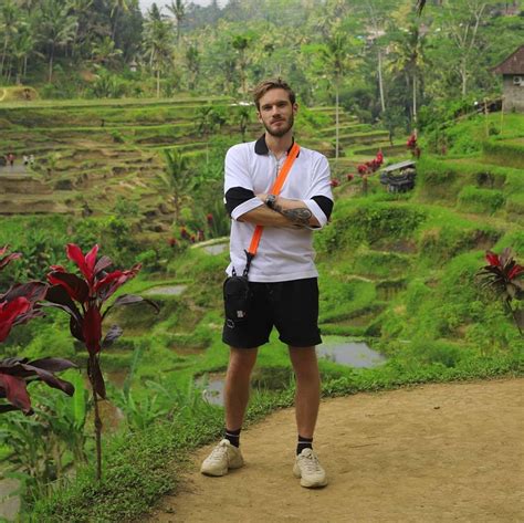 PewDiePie Height: PewDiePie Is One Of The Tallest Men On YouTube - Taddlr