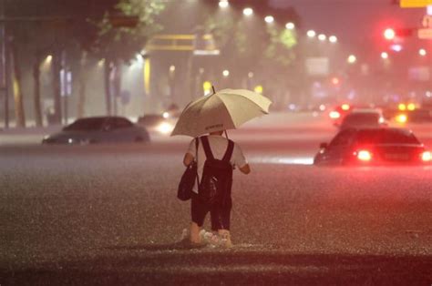 韩国首尔暴雨持续 多条道路被淹没_参考网