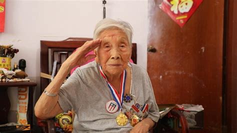 习字、用iPad看新闻、刷视频、玩游戏……锦州103岁老人的“年轻”生活_腾讯新闻