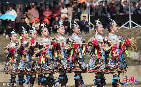 广西柳州：少数民族同胞赛芦笙庆苗年
