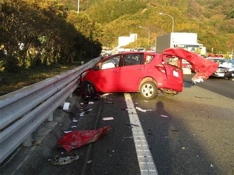 東名高速の正面衝突事故、重体の2人が死亡：イザ！