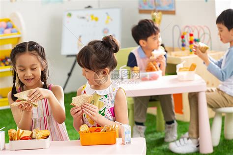 儿童幼儿园小朋友用餐吃三明治高清图片下载-正版图片501954411-摄图网