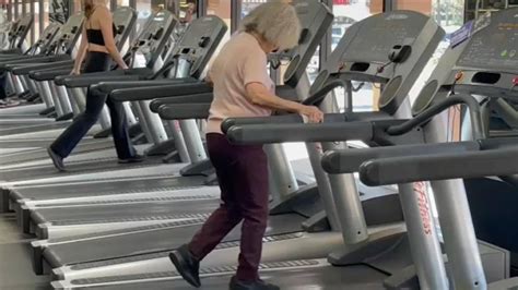 美国103岁老太太坚持健身活力无限，去健身房还要戴着珠宝妆容精致_特蕾莎·摩尔_生活_锻炼