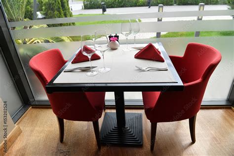 Fancy Restaurant Table Front View 的图像结果