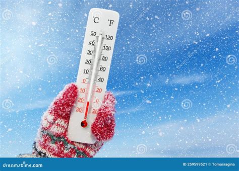 Termômetro Em Escala De Celsius Brancos E Fahrenheit. Temperatura ...