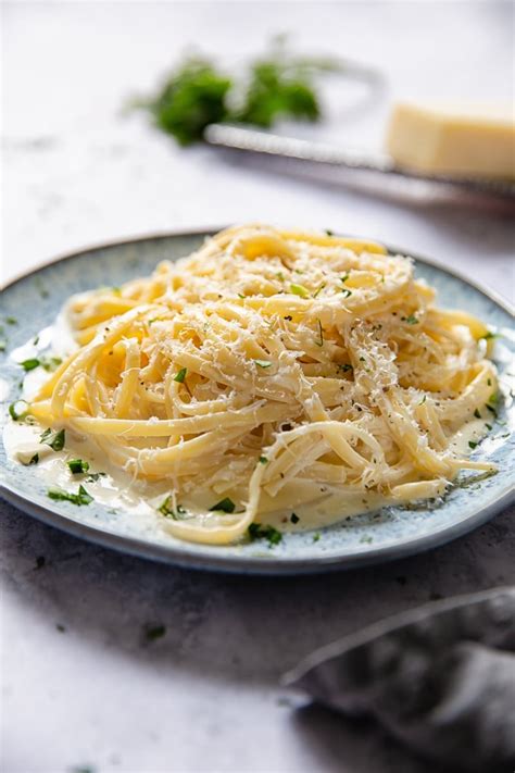https://vikalinka.com/wp-content/uploads/2018/09/pasta-cream-sauce-6-Edit.jpg