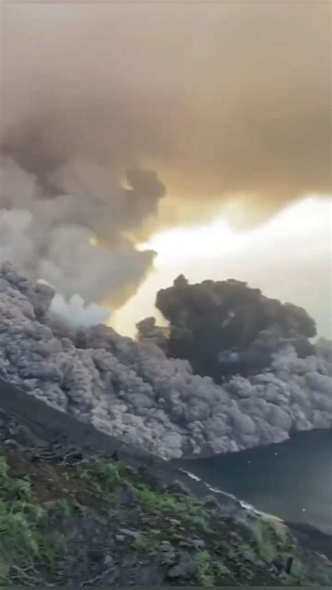 Pyroclastic Flow Causing a Tsunami 的图像结果