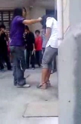 助跑10米飞腿踢女生 上海女生打架视频引起热议_资讯_凤凰网