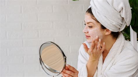 How to Exfoliate Safely for Different Skin Types – Minimalist