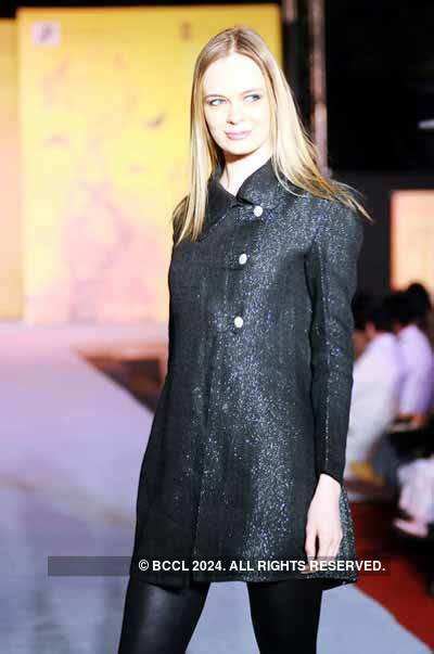 Amanpreet Wahi displays a creation by NEIFT during the Jute Festival at ...