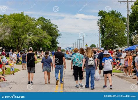 People Waiting for the Porter Peach Festival Parade Editorial Stock ...