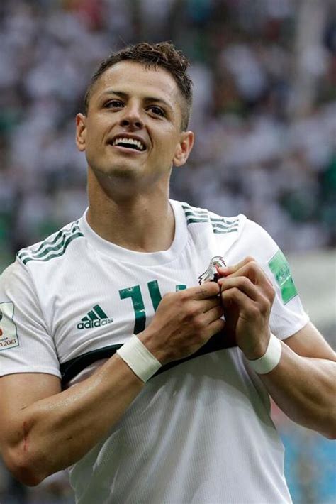 El beso que confirma la relación de Chicharito Hernández con Sarah ...
