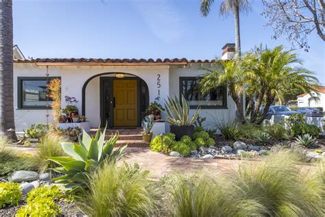 A Spanish-Inspired Front Yard - Bluedot Living