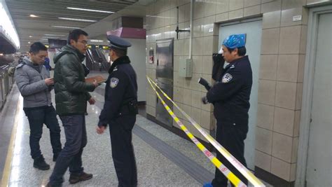 上海地铁站伤人事件 一男子厕所里被捅死(组图)-搜狐福建