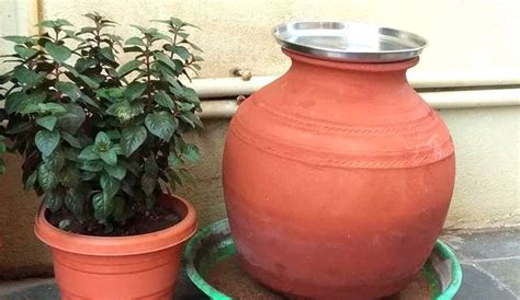 vastu shastra tips for positive energy pani se bhara mitti ka ghada ...