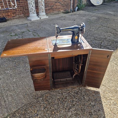 1950 singer sewing machine cabinet with machine – Badgers Auctions