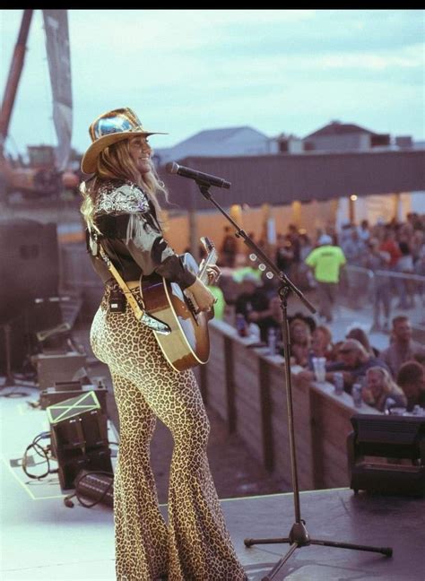 Lainey Wilson has the biggest ass in country music, I bet them cheeks clap everything she walks ...