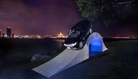Range Rover SUV completes paper bridge challenge | Autocar Professional