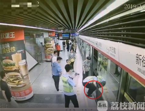 上海地铁正准备开动 却发现地铁门与屏蔽门之间夹了一个人_视频_长沙社区通