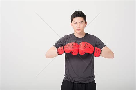 健身男性戴拳击手套形体展示高清图片下载-正版图片500853159-摄图网