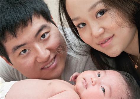 亲近父母微笑与婴儿高清图片下载-正版图片501818027-摄图网