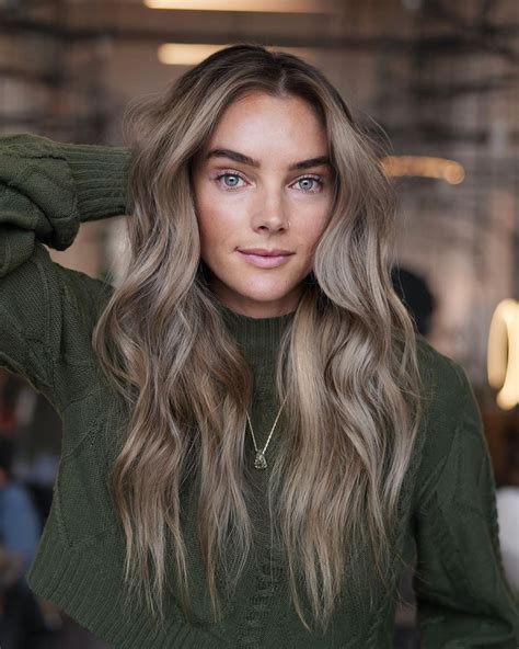 dirty dishwater blonde hair with highlights