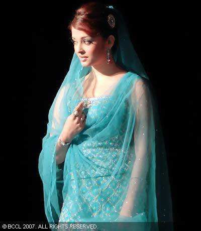 Aishwarya Rai on ramp Pics | Aishwarya Rai on ramp Photos | Aishwarya ...