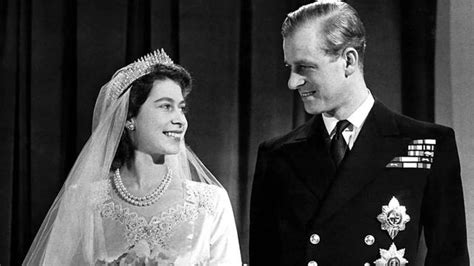 A 77-Year-Old Slice Of Queen Elizabeth’s Wedding Cake Was Auctioned For ...