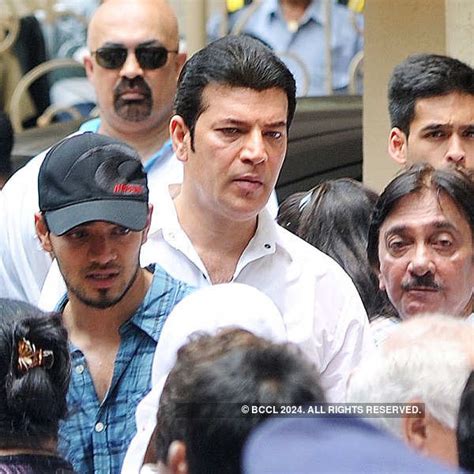 Bollywood actress Jiah Khan's funeral at Juhu Muslim cemetery in ...