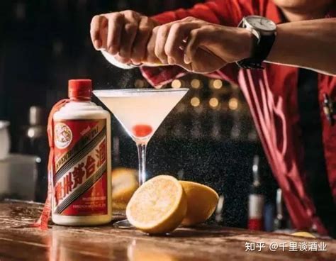 在酒吧或迪斯科俱乐部，一个专业的调酒师正在用冰块调制酒精鸡尾酒给顾客。视频素材_ID:VCG42N1388785936-VCG.COM