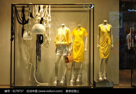 橱窗||2月创意橱窗欣赏|行业资讯|时尚服装品牌模特道具供应商-艺翔展品科技