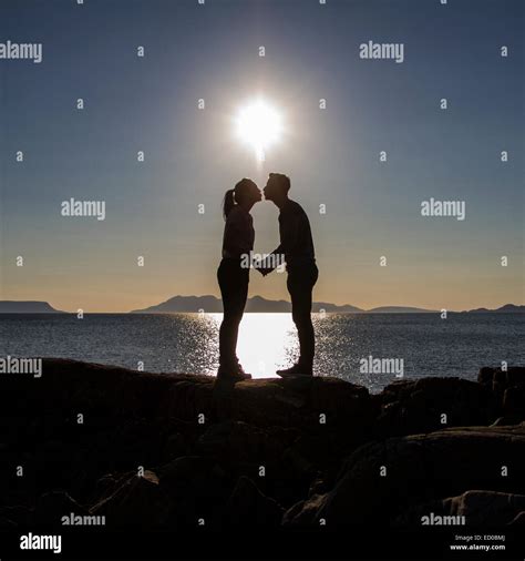 Silhouette of man and women kissing Stock Photo - Alamy