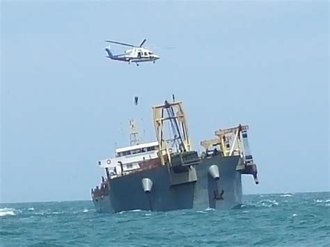 一货轮在茂名海域触礁搁浅 12名船员全部获救_广东频道_凤凰网