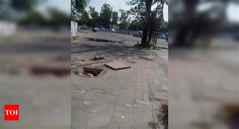 Civic agencies close eyes to open manhole - Times of India