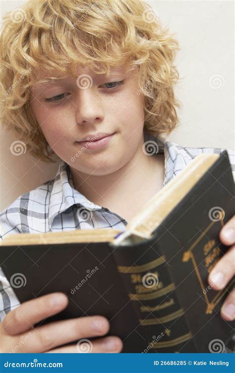 读圣经的男孩 图库摄影 - 图片: 26499222